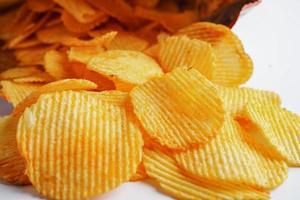 croustilles de pommes de terre dans un sac ouvert, délicieux assaisonnement pour barbecue épicé pour les frites, collations frites en tranches fines de restauration rapide. photo