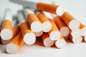 cigarette, tabac à rouler en papier avec tube filtrant, concept non fumeur. photo