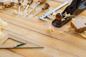 outils de menuiserie sur table en bois photo