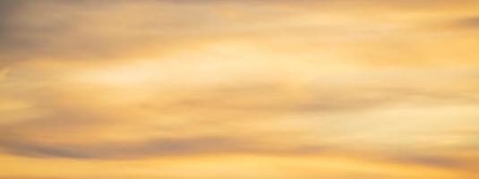 beau fond de ciel avec le nuage, concept abstrait de la nature, coucher de soleil du jour, résumé du ciel. photo