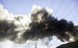 fumée d'incendie industriel photo