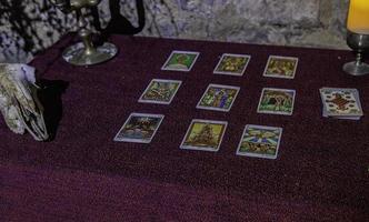 table avec cartes de tarot photo