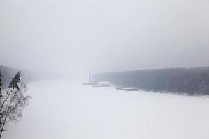 forêt en hiver, rivière photo