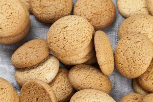 biscuits poreux cuits au four avec des flocons d'avoine photo