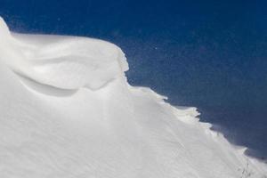 de profondes congères après la dernière chute de neige photo