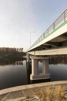 pont en béton sur la rivière photo