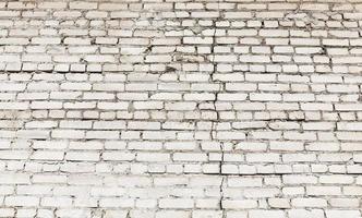 fissure dans un mur de briques blanches photo