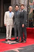 vlos angeles, 1 juil - michael douglas, paul rudd, adam scott à la cérémonie des étoiles paul rudd hollywood walk of fame au trottoir du théâtre el capitan le 1er juillet 2015 à los angeles, ca photo