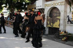 los angeles, 23 oct - ambiance, danseurs le chat botté los angeles premiere sharon leal arrivant à la première du chat botté au regency village theatre le 23 octobre 2011 à westwood, ca photo