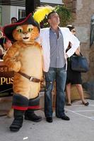 Los angeles, oct 23 - antonio banderas arrivant à la première du chat botté au regency village theatre le 23 octobre 2011 à westwood, ca photo