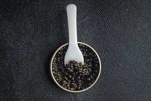 caviar noir esturgeon poisson béluga, esturgeon stellaire frais repas sain nourriture collation régime sur la table copie espace nourriture fond vue de dessus rustique photo