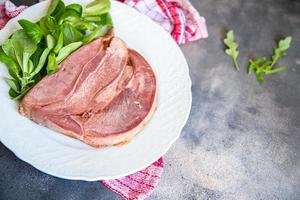 langue viande de porc repas sain frais collation alimentaire sur la table espace copie arrière-plan alimentaire