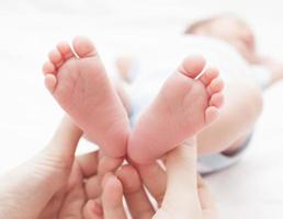 pieds de bébé dans les mains des mères photo