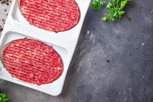 escalope crue burger boeuf porc plat frais repas sain nourriture collation régime alimentaire sur la table espace copie arrière-plan alimentaire rustique vue de dessus photo