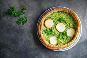 épinards tarte salée vert remplissage fromage frais sain repas nourriture collation régime sur la table copie espace nourriture fond rustique vue de dessus photo