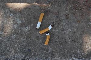 Libre de mégot de cigarette écrasé sur le béton photo