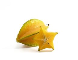 Le fruit de la groseille est un fruit en forme de fuseau. coupé horizontalement pour former une étoile à cinq branches en anglais on l'appelle carambole.