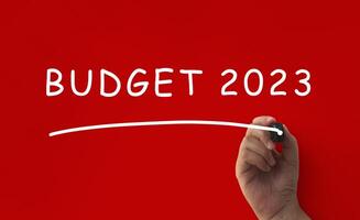 budget 2023 écrit sur fond de couverture rouge. concept d'entreprise et de budgétisation 2023 photo