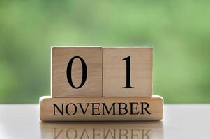 1er novembre texte de la date du calendrier sur des blocs de bois avec espace de copie pour les idées ou le texte. concept d'espace de copie photo