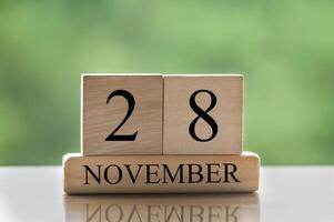 28 novembre texte de la date du calendrier sur des blocs de bois avec espace de copie pour les idées ou le texte. copie espace photo
