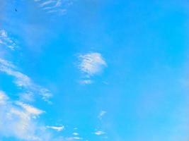 couleurs vives du ciel bleu par une journée ensoleillée avec des nuages blancs, beau ciel. photo
