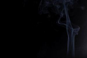 fumée blanche sur fond noir photo