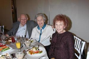 Los angeles, nov 23 - à la molly wolveck 90e anniversaire à la salle de bal brandview le 23 novembre 2014 à glendale, ca photo