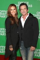 los angeles, 7 décembre - lisa ann russell, jeff probst à la première de la fête de noël du bureau au théâtre du village le 7 décembre 2016 à westwood, ca photo