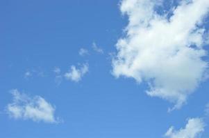 ciel bleu avec des nuages blancs par temps clair. fond naturel naturel. photo