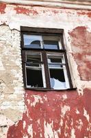 fenêtres dans un bâtiment abandonné photo