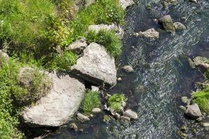 l'eau d'une petite rivière. photo