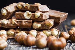 noisettes à l'intérieur du chocolat photo