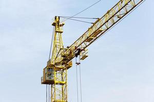 grues contre le ciel photo