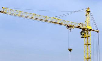 grues contre le ciel photo