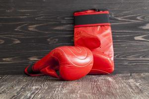 nouveaux gants de boxe rouges photo