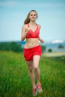 jeune femme qui court chemin rural de parc d'été exercices en plein air. j