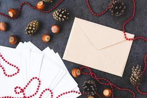 enveloppe, noisettes et décorations de Noël