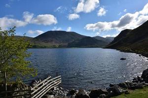 Fells de montagne entourant l'eau d'Ennerdale en Angleterre photo