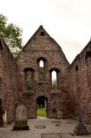 une vue de l'intérieur des ruines du prieuré de beauly photo