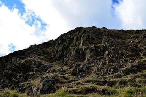 Côté colline rocheuse au siège d'Arthur en Ecosse photo