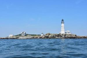 belle vue sur la lumière de boston dans les îles du port de boston photo