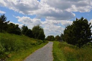 large chemin de randonnée avec ciel nuageux sur l'île du port de boston photo