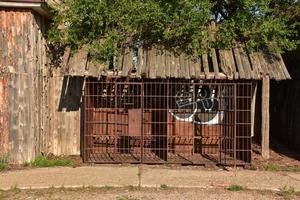 cellule de prison rouillée dans une ville fantôme photo