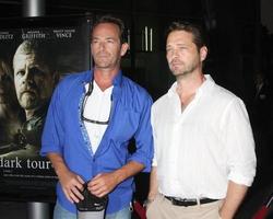 Los angeles, 14 août - Luke Perry, Jason Pristerley à la première touristique sombre à l'arclight hollywood theatres le 14 août 2013 à los angeles, ca photo
