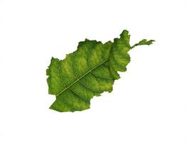 carte de l'afghanistan faite de feuilles vertes, concept écologie carte feuille verte sur fond blanc photo