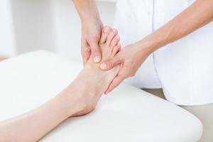 physiothérapeute faisant massage des pieds photo