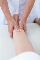 physiothérapeute faisant le massage des jambes
