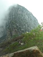 le sommet du mont kelud, toujours actif, est enveloppé d'un épais brouillard photo