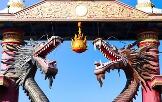 grande porte avec 2 statues de dragon photo