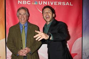 los angeles, jan 13 - henry winkler, mark feuerstein arrive à la fête nbc tca hiver 2011 à l'hôtel langham huntington le 13 janvier 2010 à westwood, ca photo